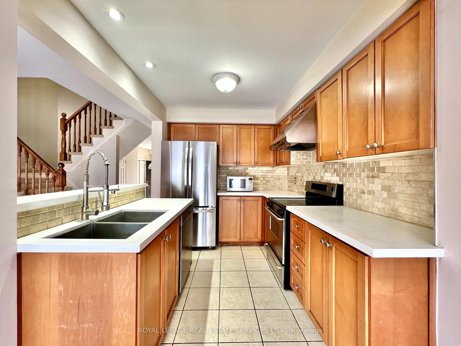 Photo 12 of 2153 Redstone Crescent, Oakville, Westmount — HOMEH