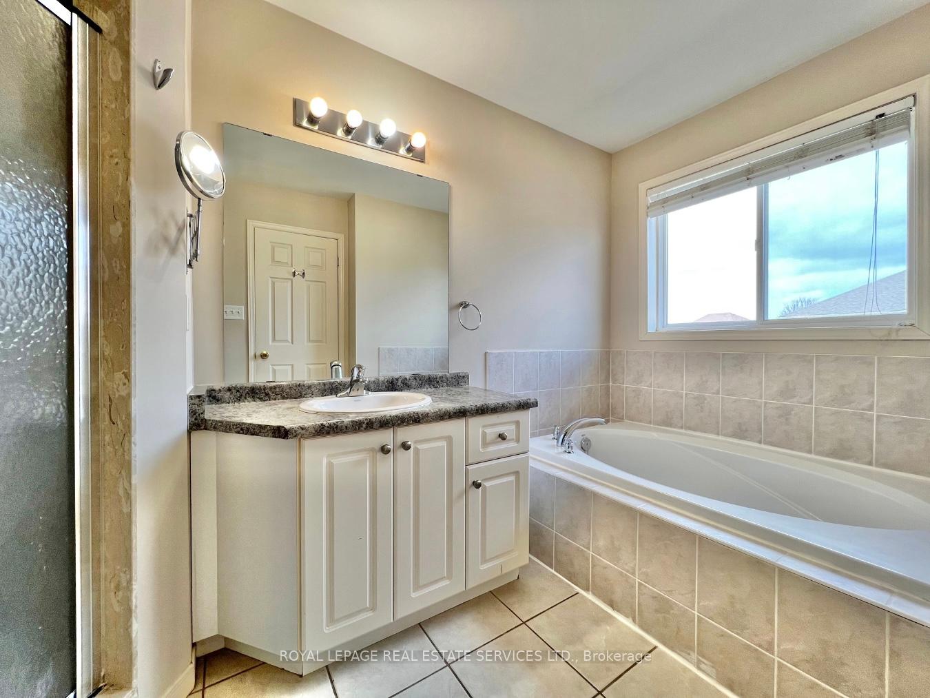 Photo 17 of 2153 Redstone Crescent, Oakville, Westmount — HOMEH
