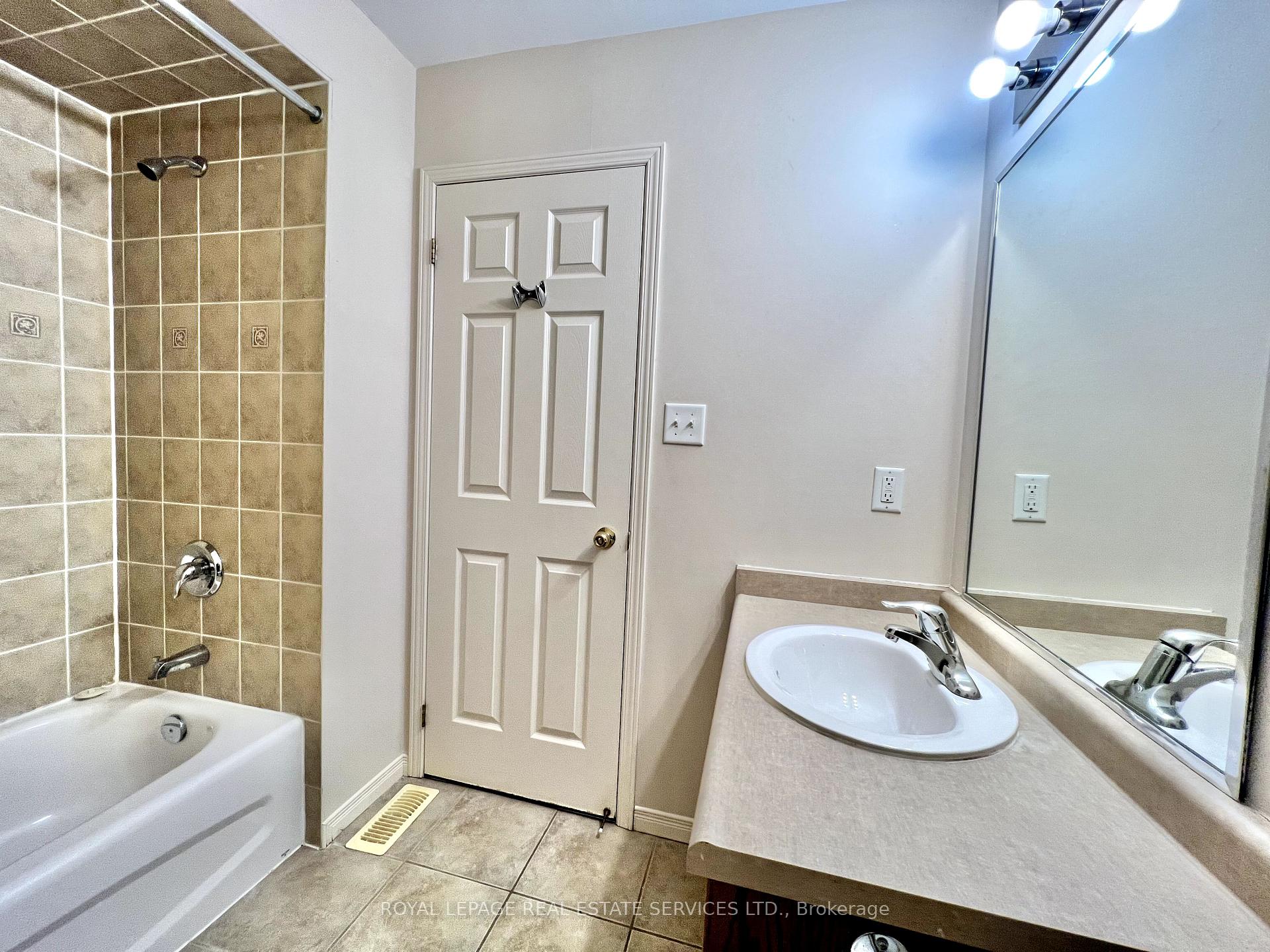 Photo 24 of 2153 Redstone Crescent, Oakville, Westmount — HOMEH