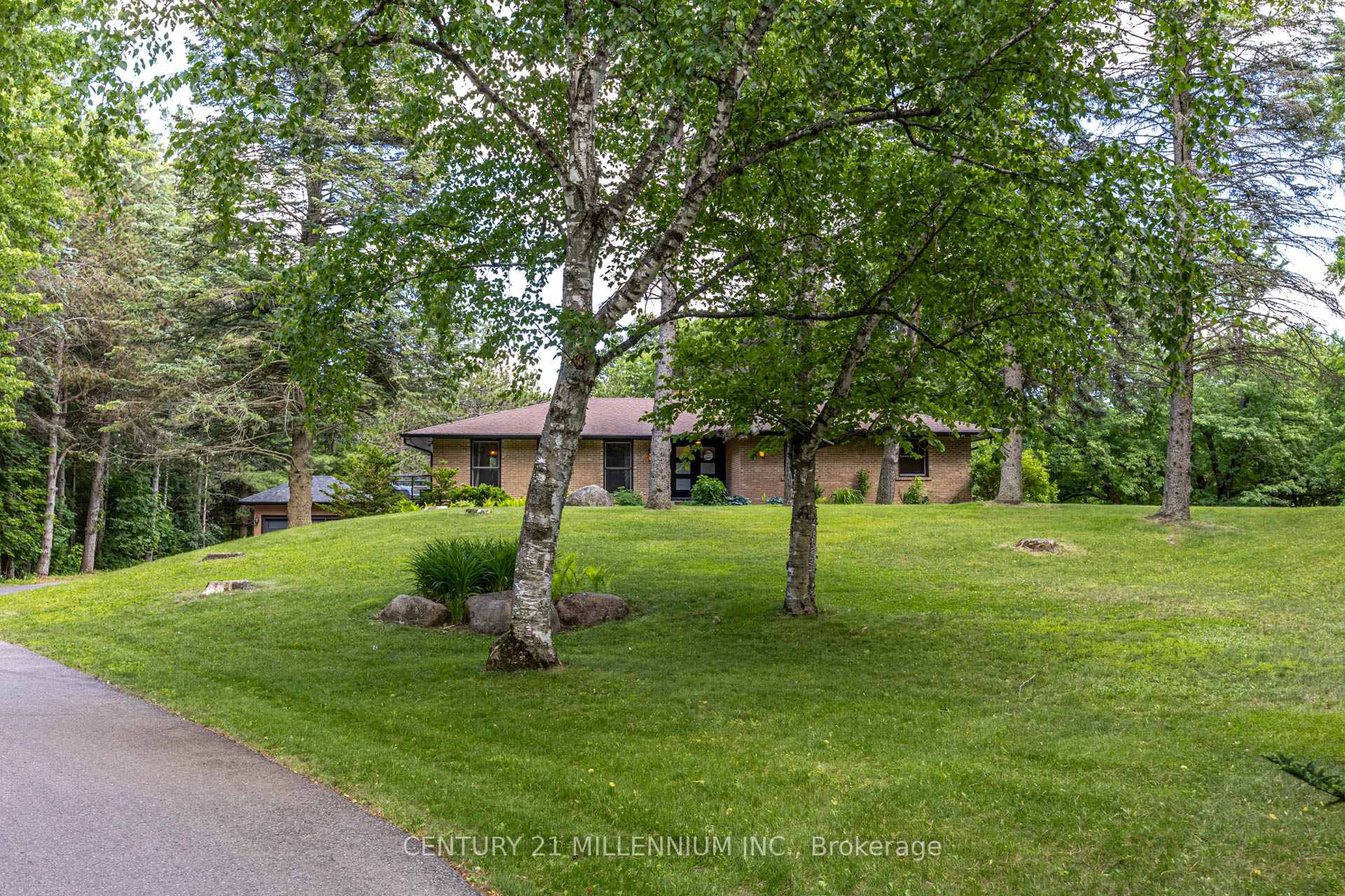 Photo 3 of 44 Gibson Lake Drive, Caledon, Palgrave — HOMEH