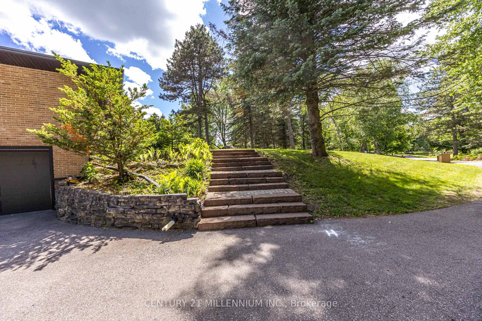 Photo 5 of 44 Gibson Lake Drive, Caledon, Palgrave — HOMEH