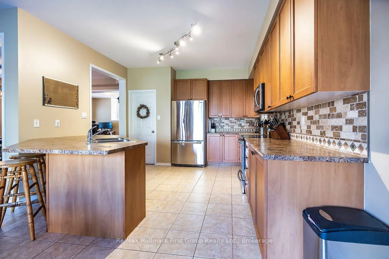 Photo 4 of 1620 Badgley Drive, Oshawa, Taunton — HOMEH