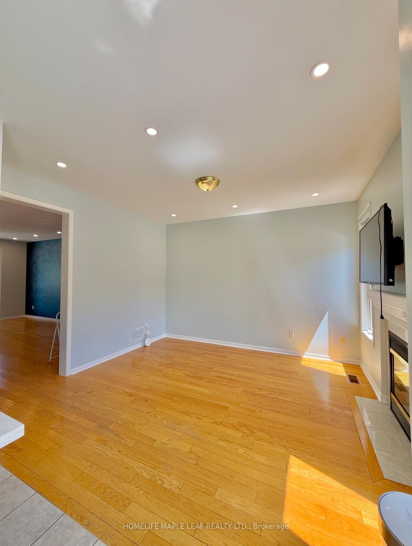 Photo 4 of Unit Upper, 21 Sugarhill Drive, Brampton, Fletcher's Meadow — HOMEH