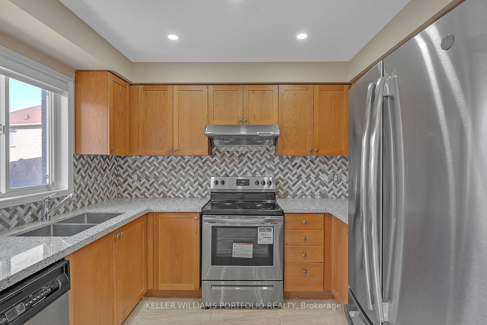 Photo 14 of 99 Dells Crescent, Brampton, Fletcher's Meadow — HOMEH