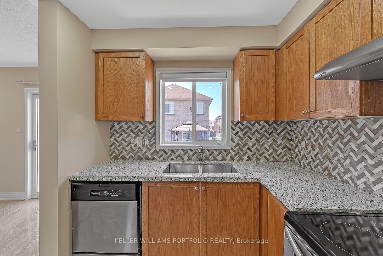 Photo 16 of 99 Dells Crescent, Brampton, Fletcher's Meadow — HOMEH