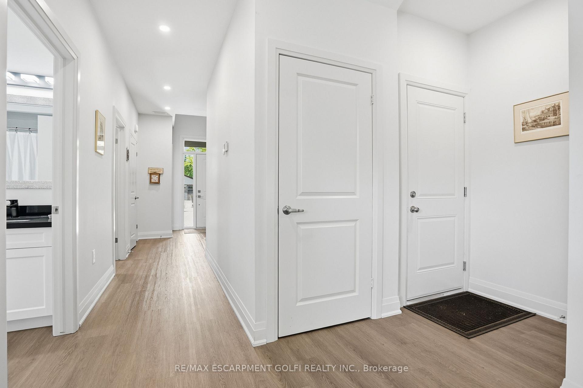 Photo 4 of 8 Nash Street, St. Catharines, Western Hill — HOMEH