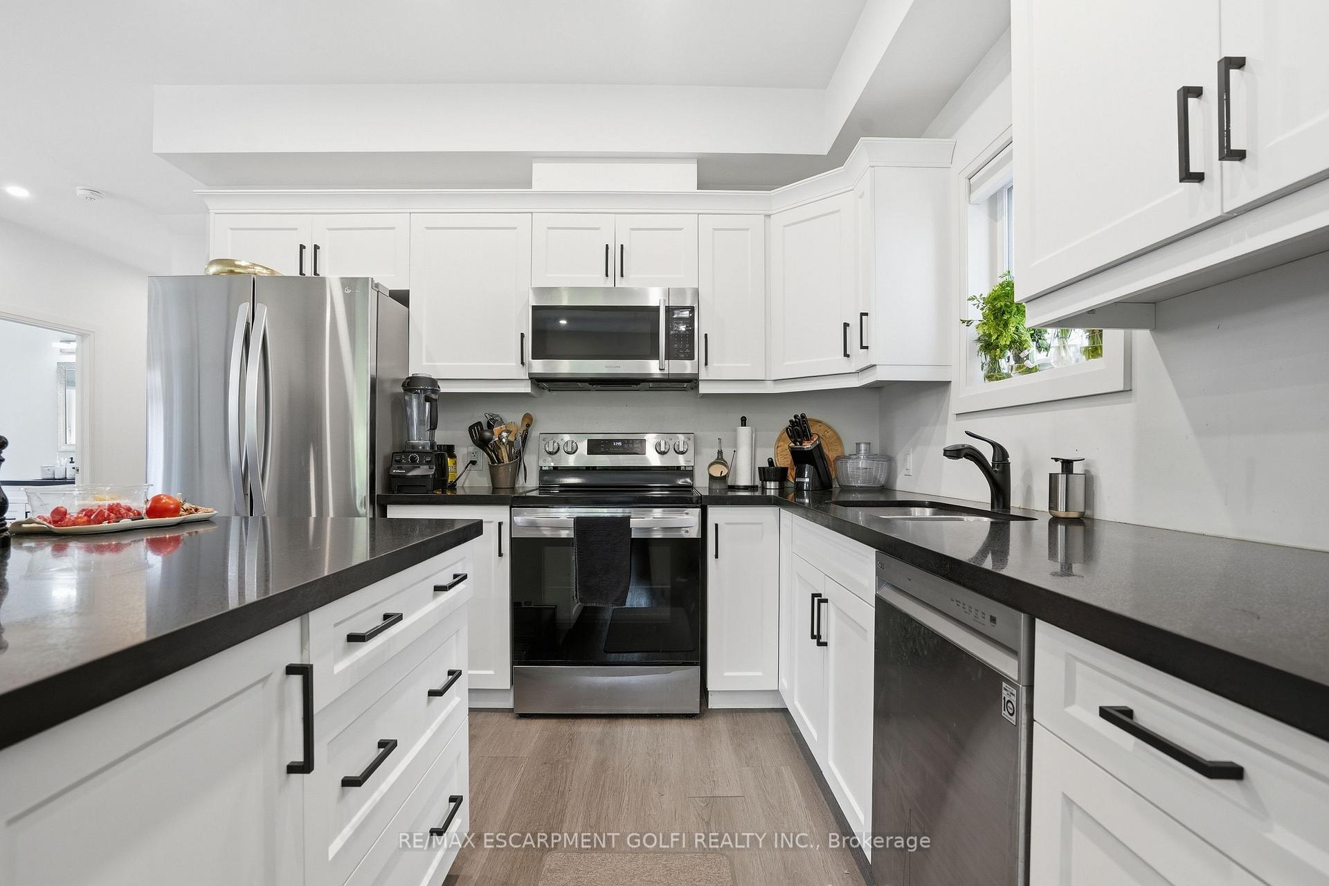 Photo 5 of 8 Nash Street, St. Catharines, Western Hill — HOMEH