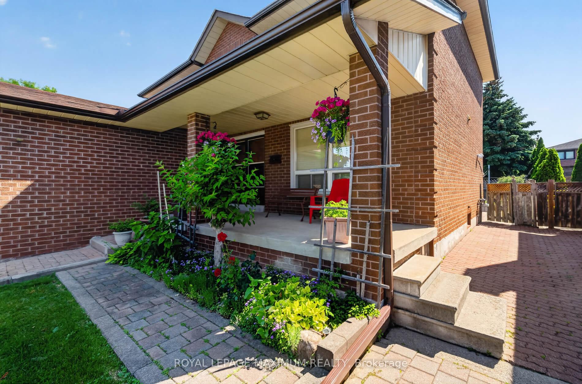 Photo 3 of 162 Wigwoss Drive, Vaughan, East Woodbridge — HOMEH