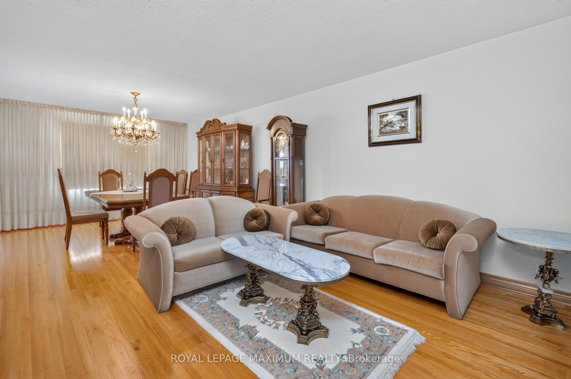 Photo 4 of 162 Wigwoss Drive, Vaughan, East Woodbridge — HOMEH
