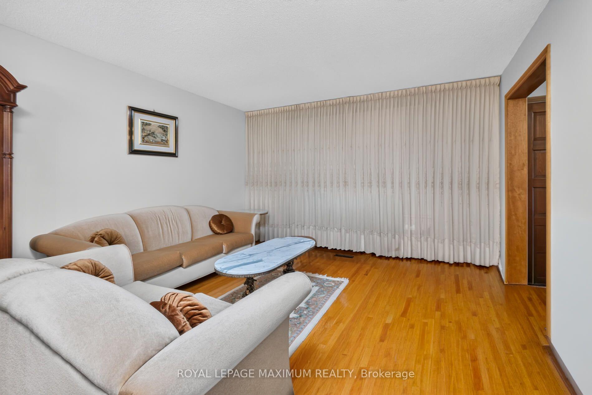 Photo 5 of 162 Wigwoss Drive, Vaughan, East Woodbridge — HOMEH
