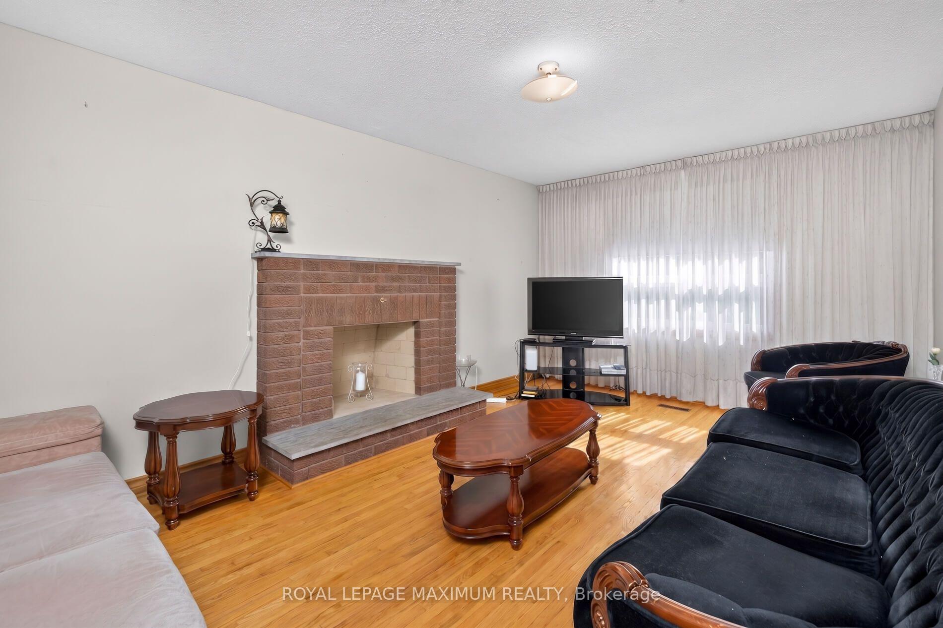 Photo 12 of 162 Wigwoss Drive, Vaughan, East Woodbridge — HOMEH