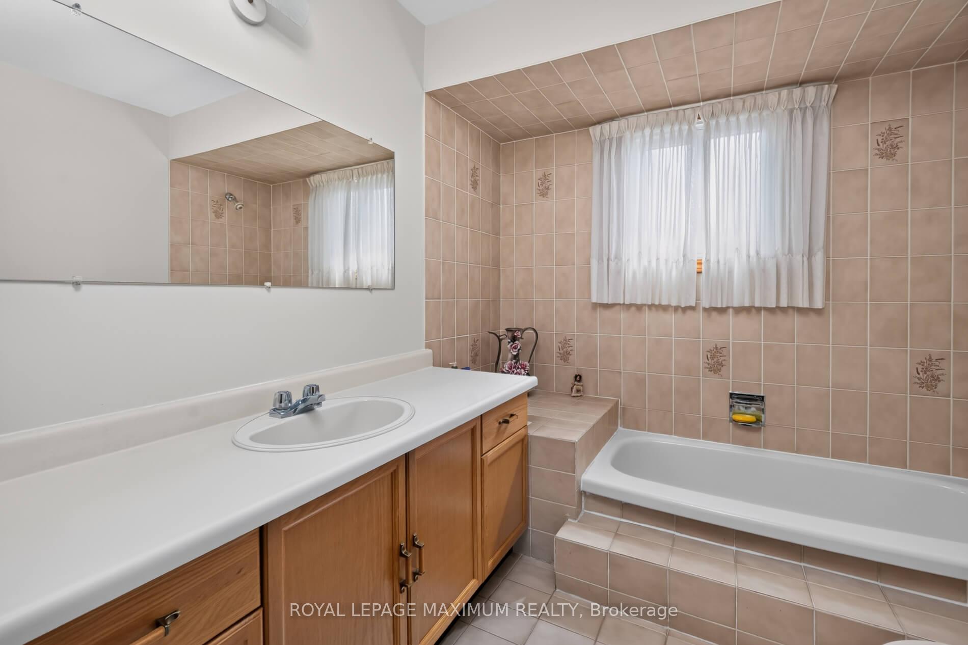 Photo 16 of 162 Wigwoss Drive, Vaughan, East Woodbridge — HOMEH