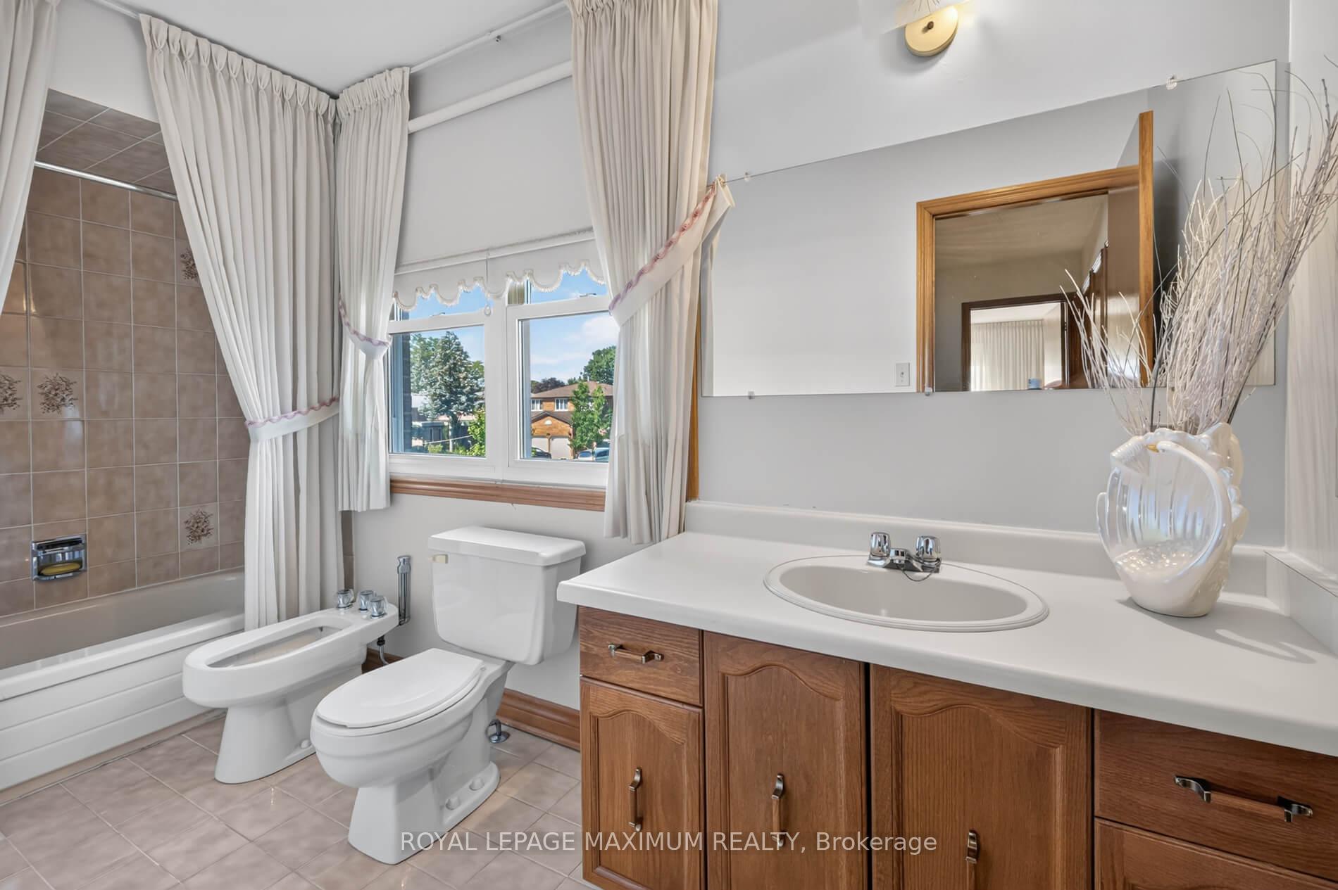 Photo 19 of 162 Wigwoss Drive, Vaughan, East Woodbridge — HOMEH