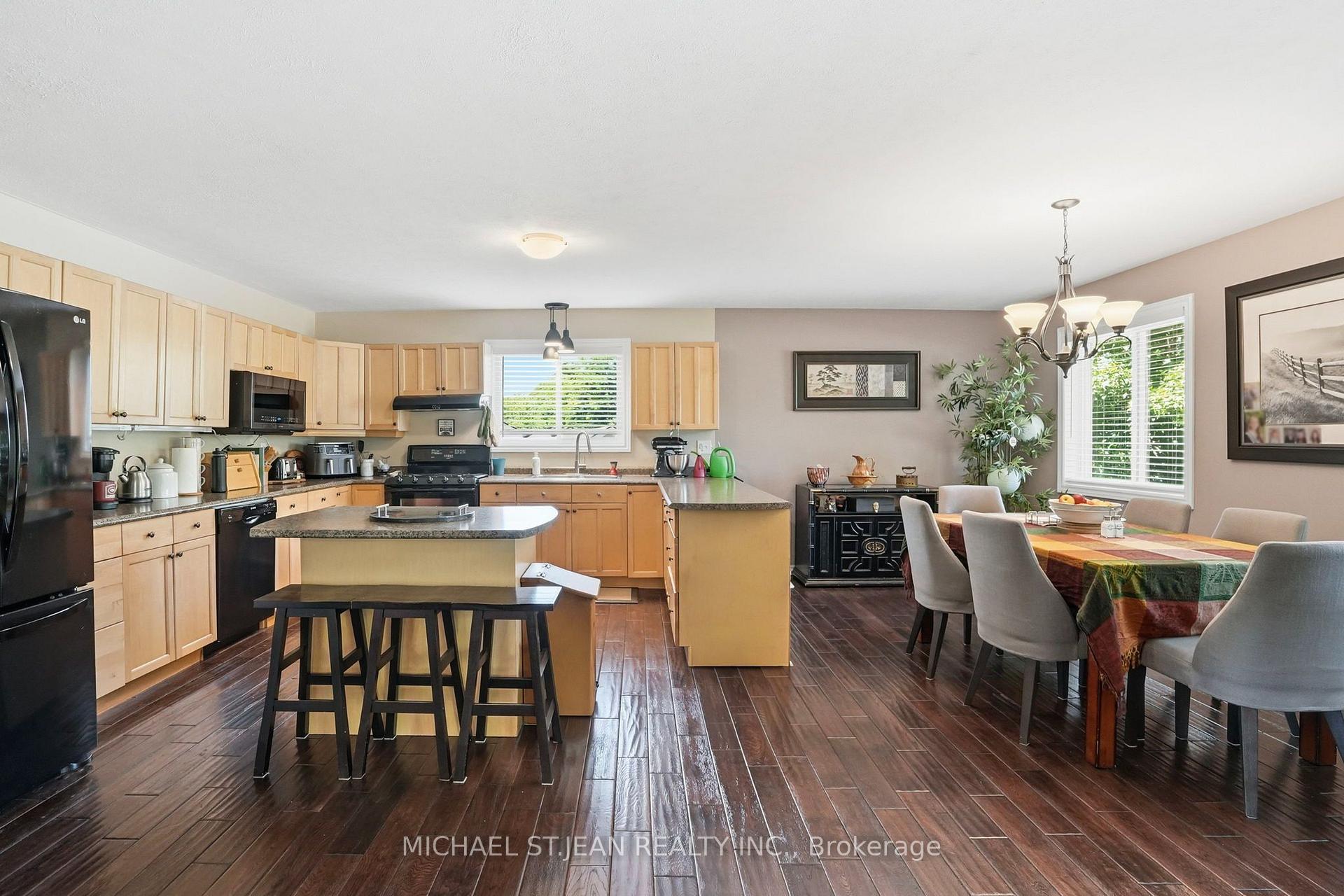 Photo 11 of 25 Saveryn Road, Hamilton, Rural Glanbrook — HOMEH