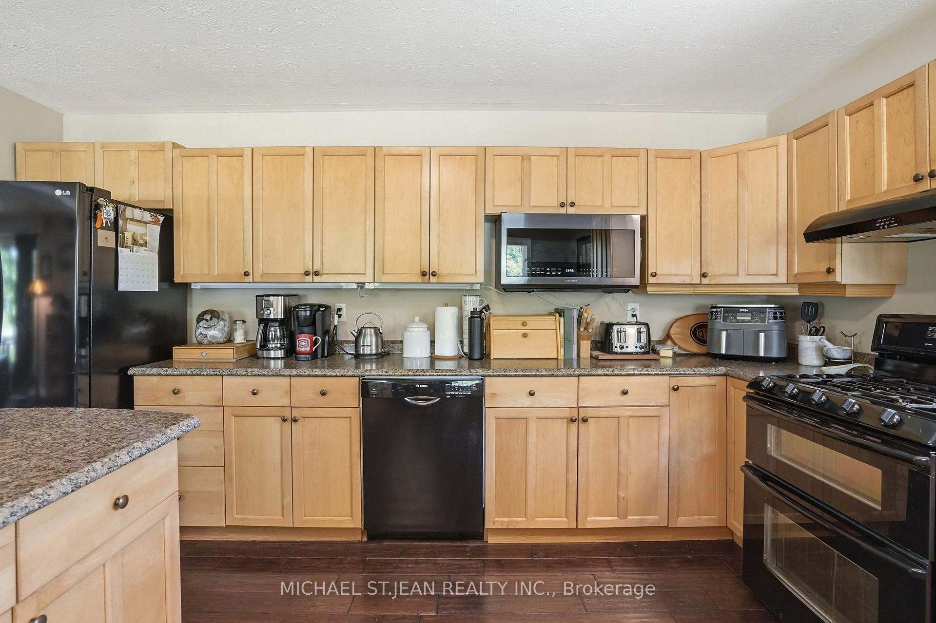 Photo 14 of 25 Saveryn Road, Hamilton, Rural Glanbrook — HOMEH
