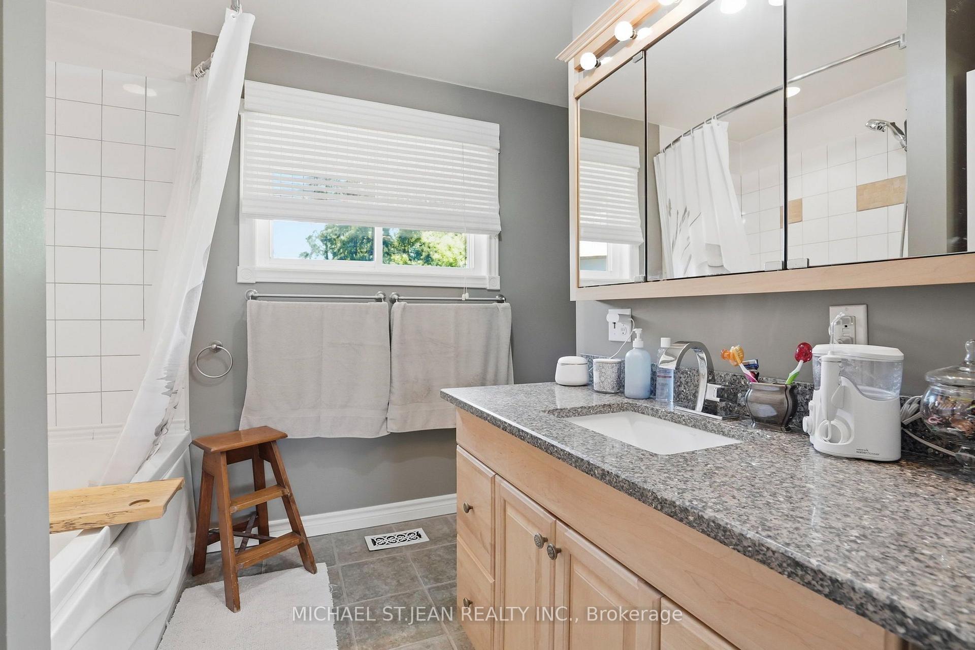 Photo 23 of 25 Saveryn Road, Hamilton, Rural Glanbrook — HOMEH