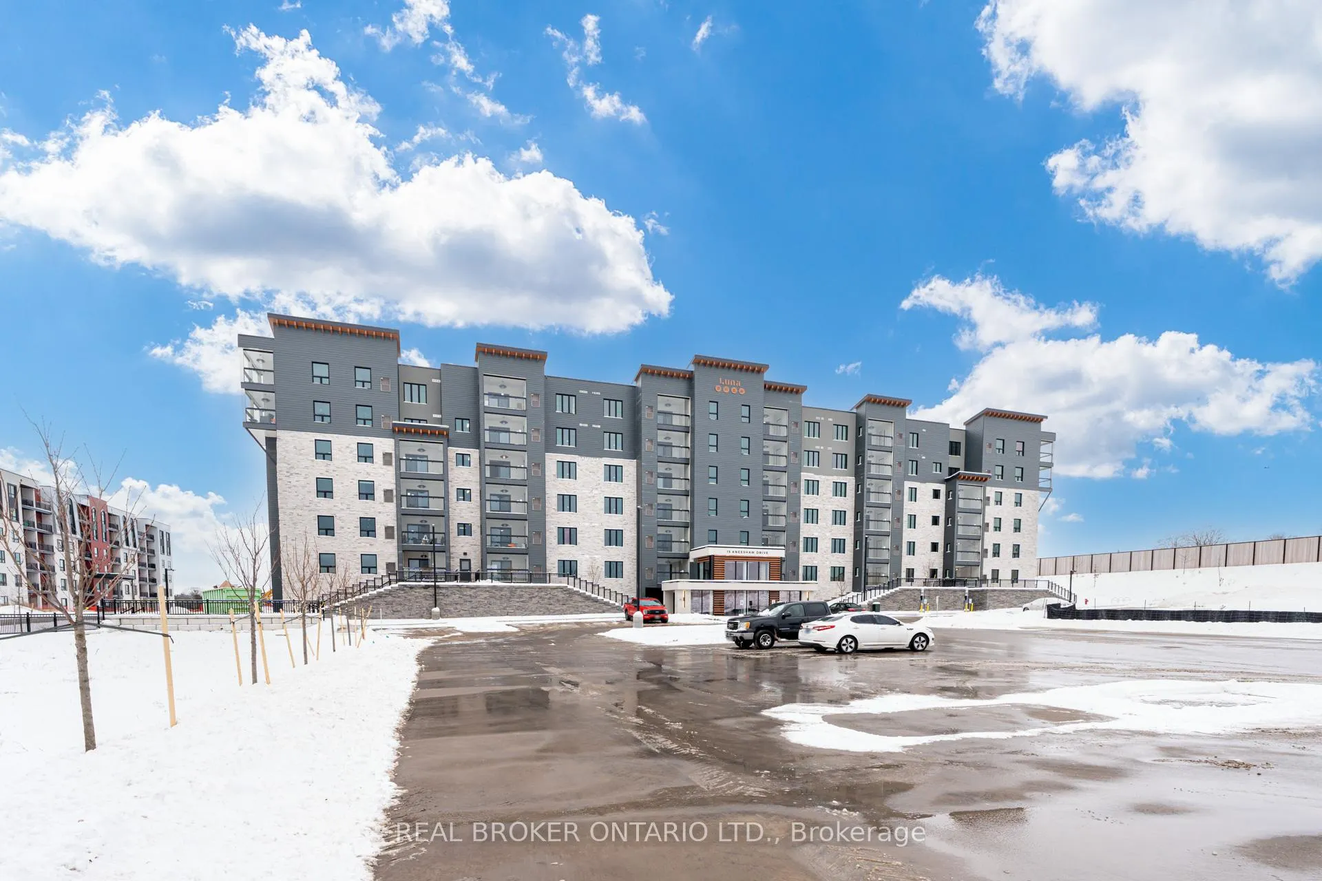 Photo 3 of Unit 413, 15 Kneeshaw Drive S, Barrie, Rural Barrie Southeast — HOMEH
