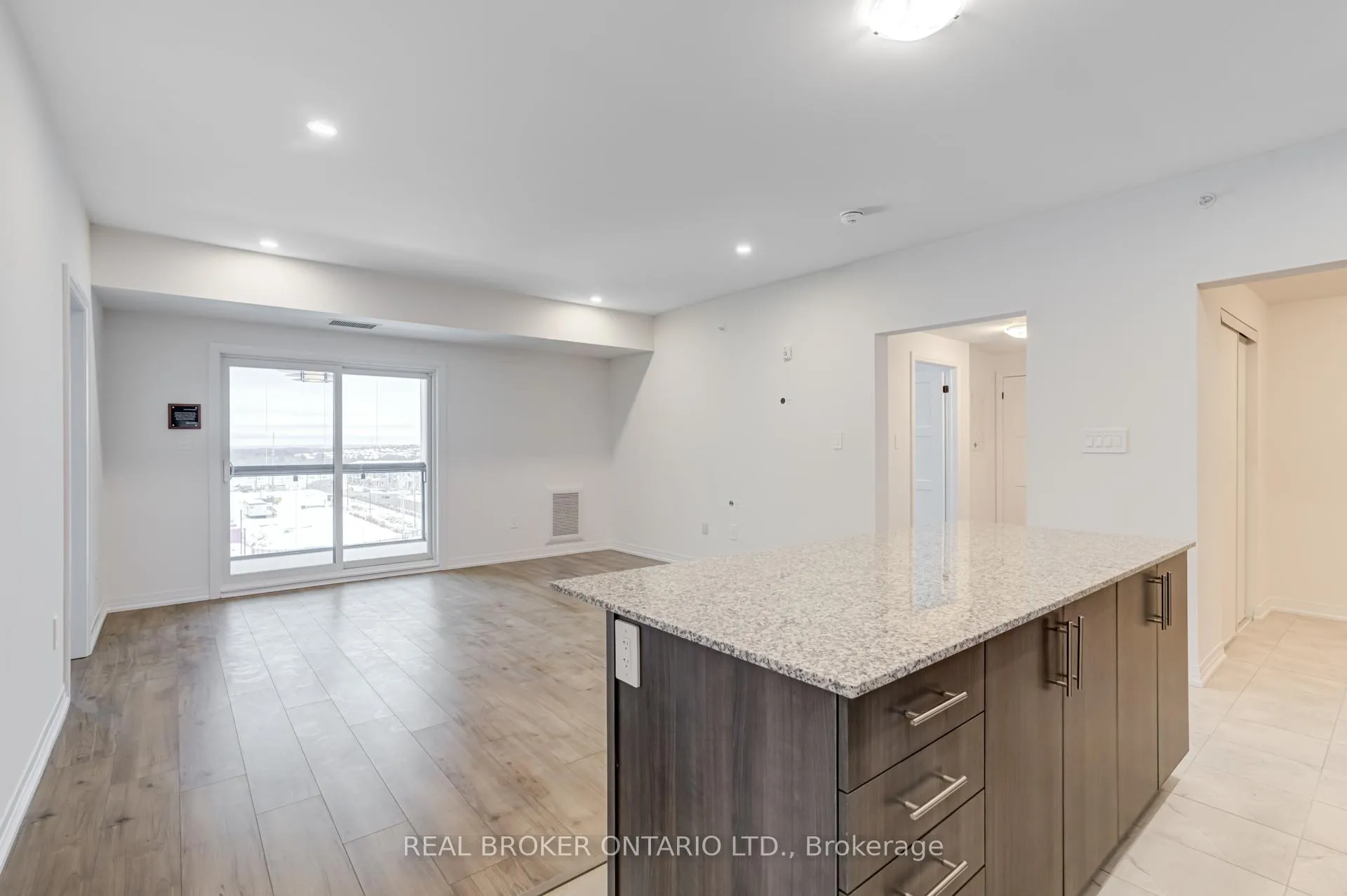 Photo 13 of Unit 413, 15 Kneeshaw Drive S, Barrie, Rural Barrie Southeast — HOMEH