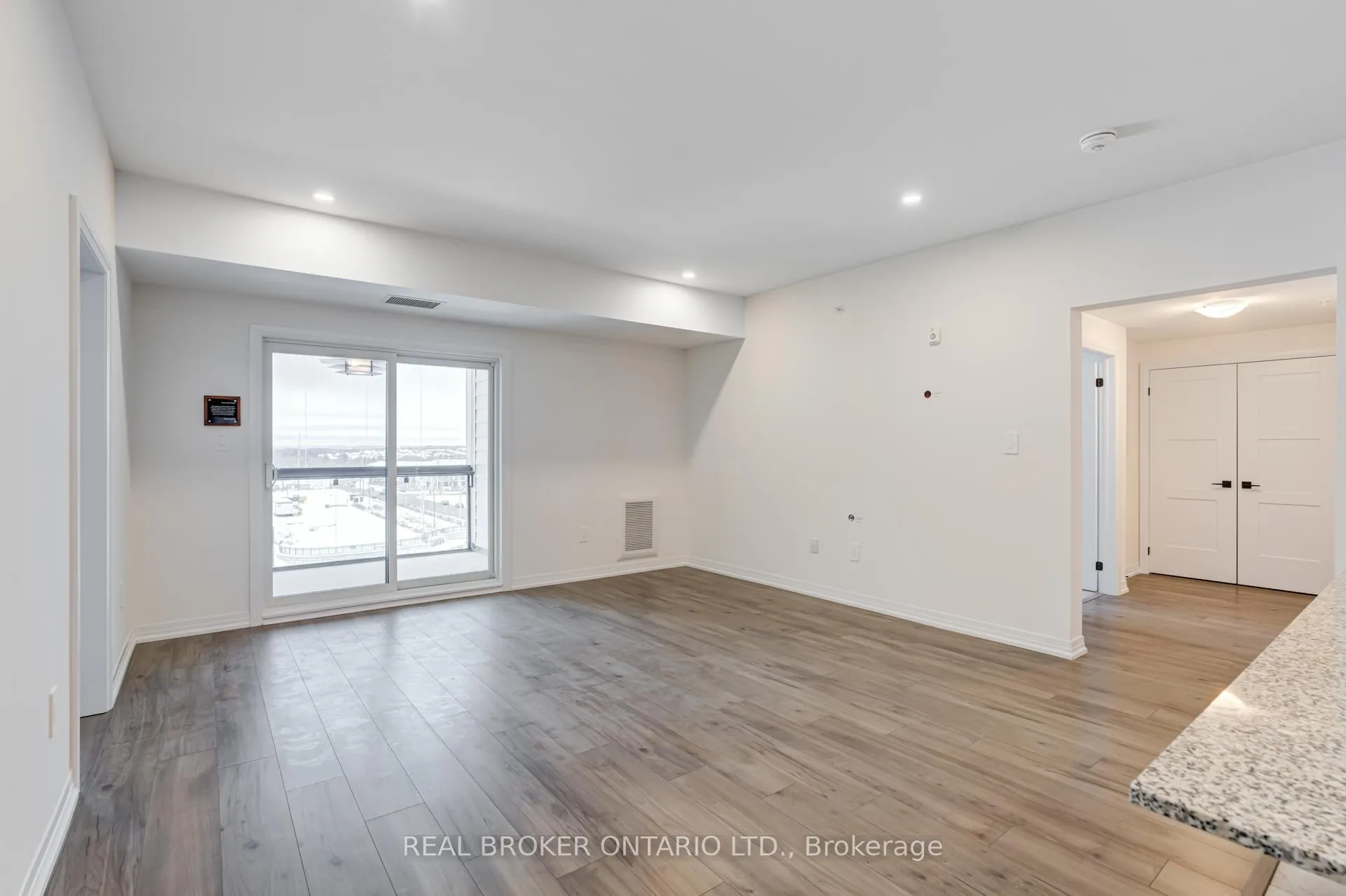 Photo 15 of Unit 413, 15 Kneeshaw Drive S, Barrie, Rural Barrie Southeast — HOMEH