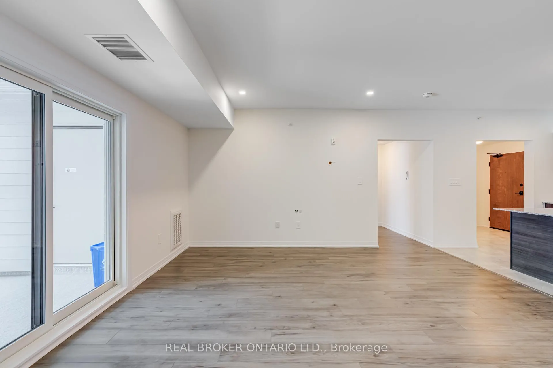 Photo 16 of Unit 413, 15 Kneeshaw Drive S, Barrie, Rural Barrie Southeast — HOMEH