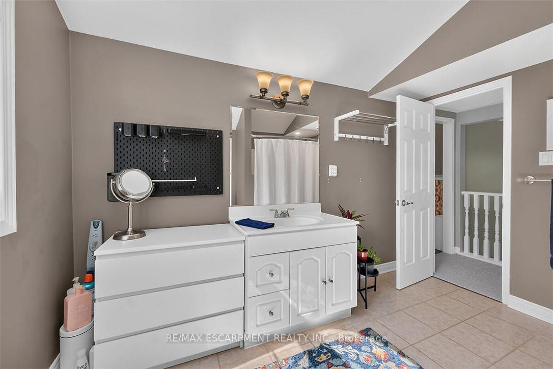 Photo 23 of 181 Central Drive, Hamilton, Ancaster — HOMEH