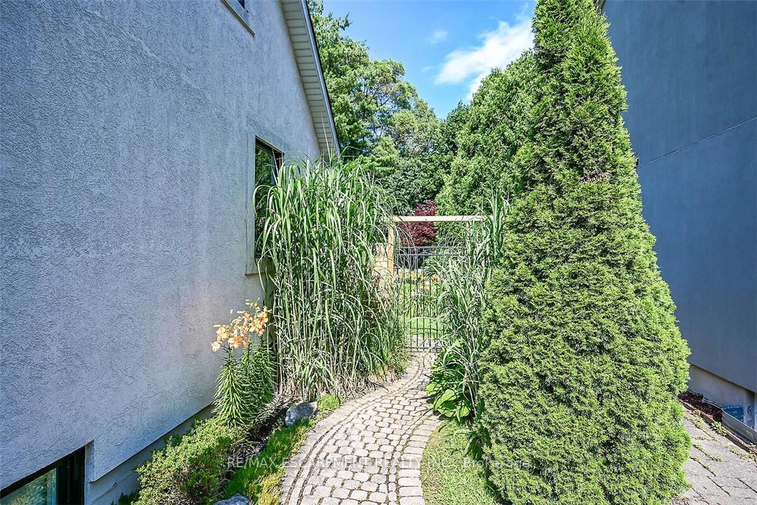 Photo 36 of 181 Central Drive, Hamilton, Ancaster — HOMEH