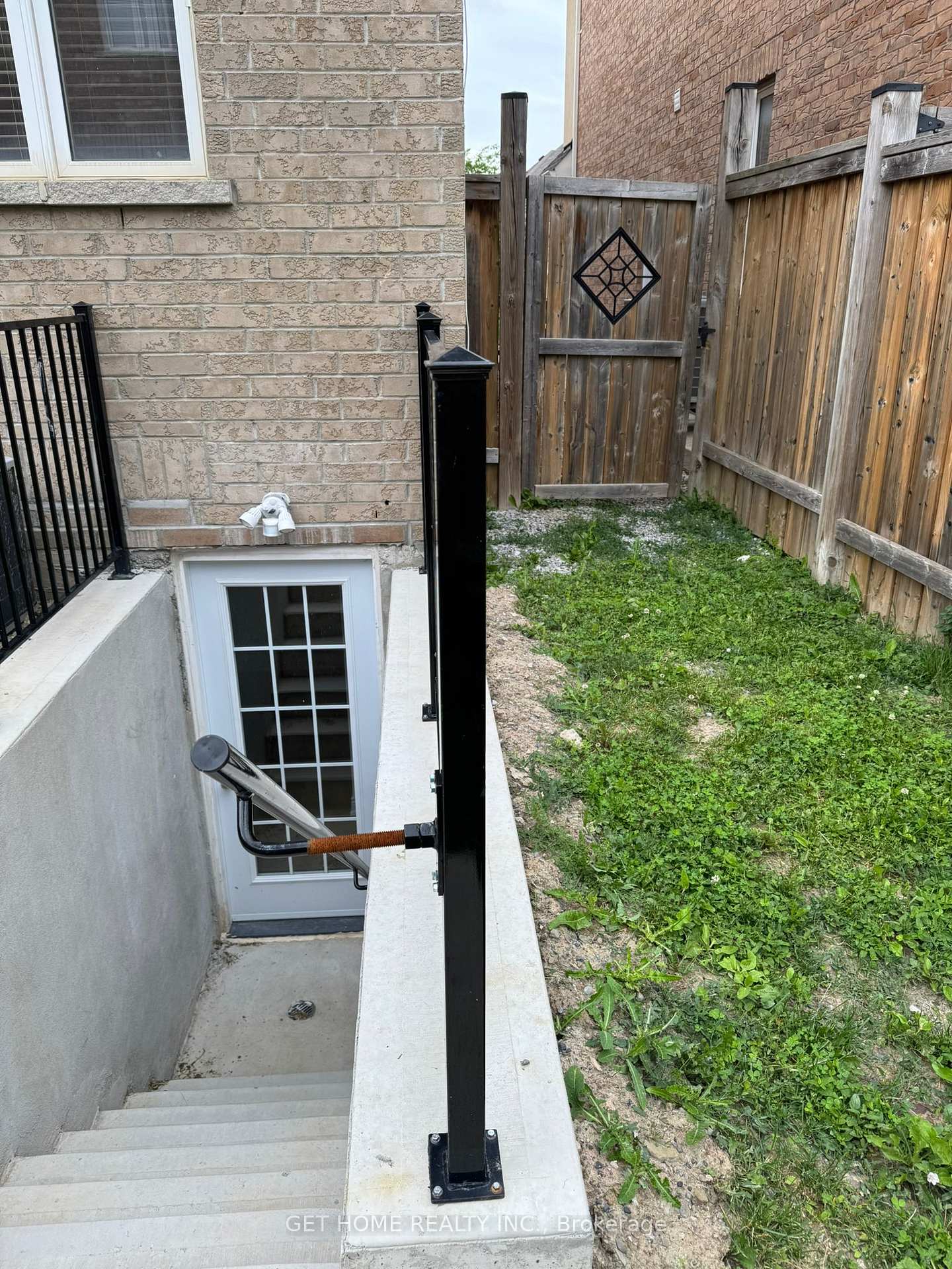 Photo 2 of Unit #Bsmt, 10 Galrino Road, Brampton, Brampton North — HOMEH