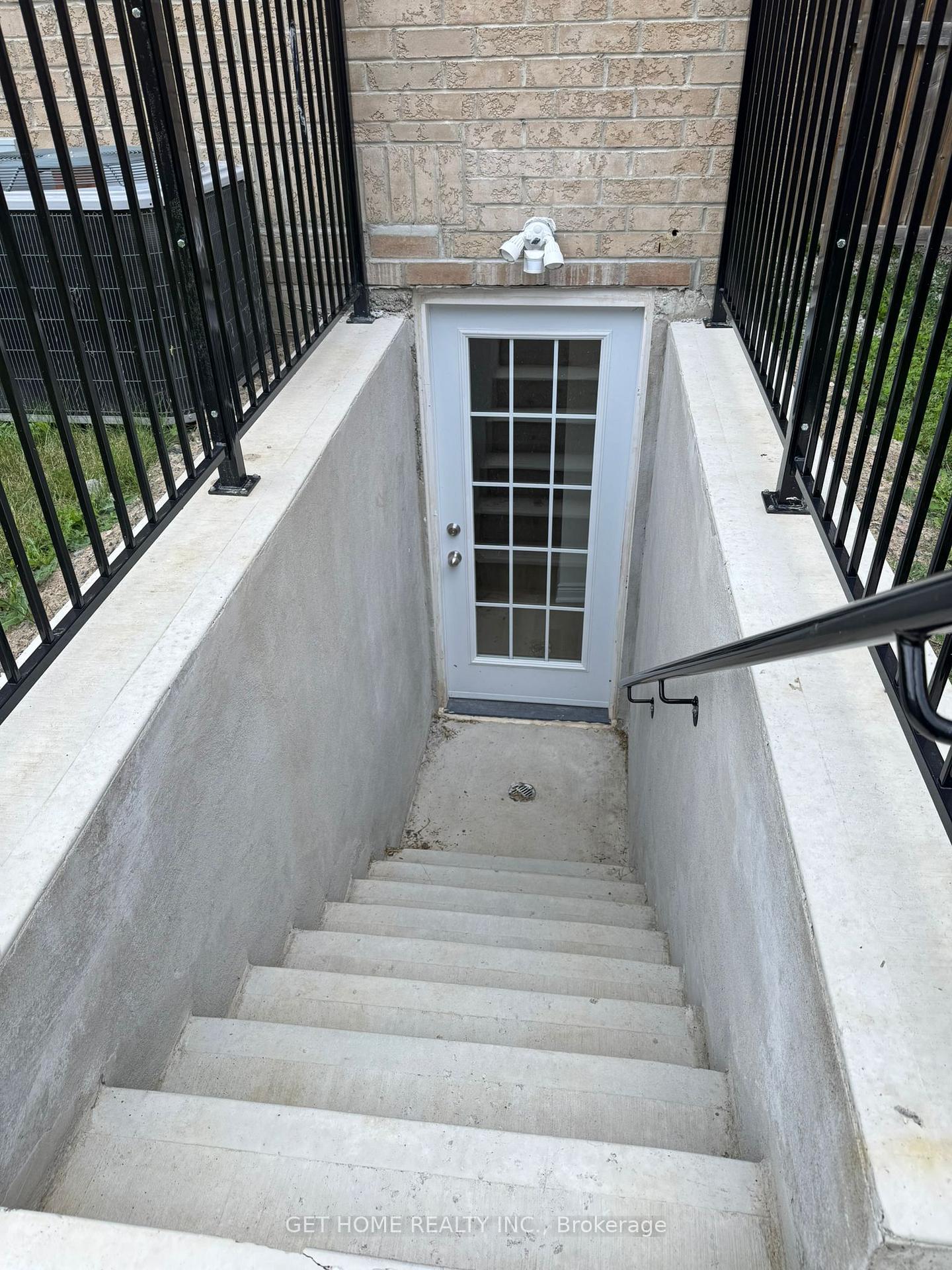 Photo 3 of Unit #Bsmt, 10 Galrino Road, Brampton, Brampton North — HOMEH