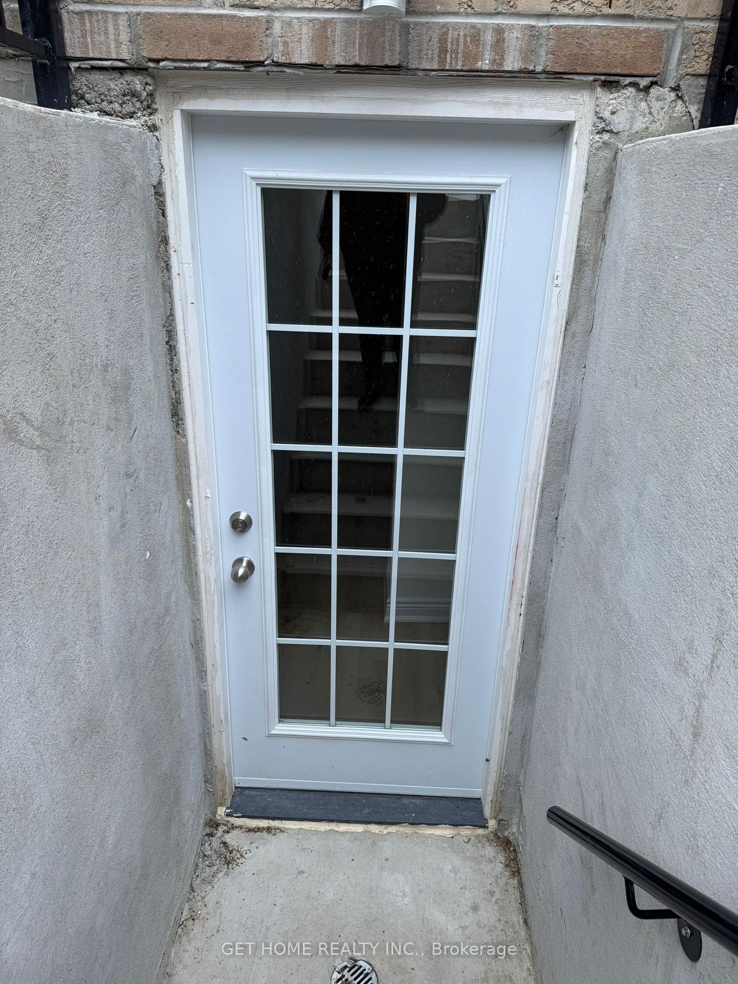 Photo 4 of Unit #Bsmt, 10 Galrino Road, Brampton, Brampton North — HOMEH