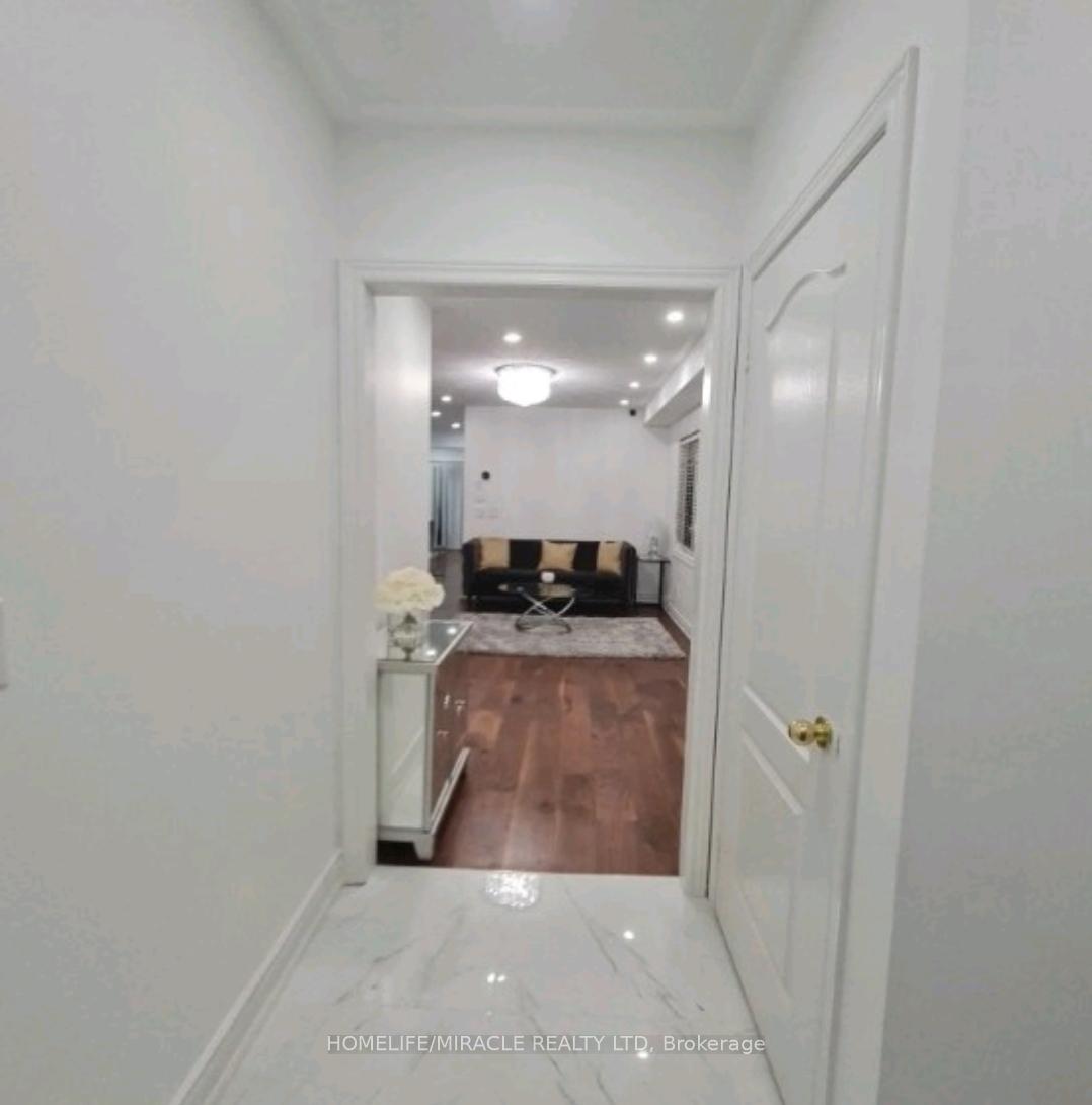 Photo 2 of 7153 Village Walk, Mississauga, Meadowvale Village — HOMEH