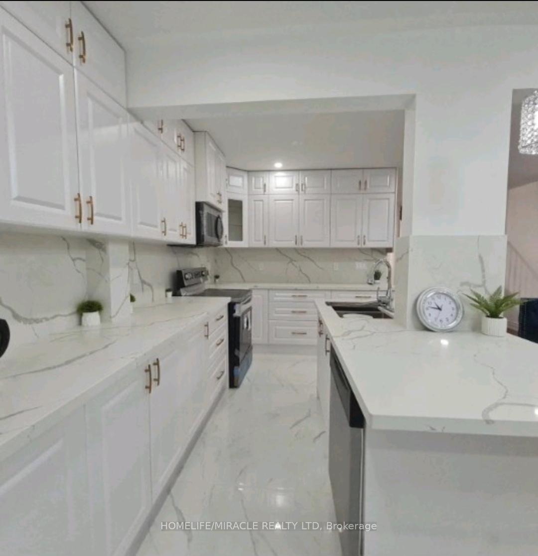 Photo 5 of 7153 Village Walk, Mississauga, Meadowvale Village — HOMEH