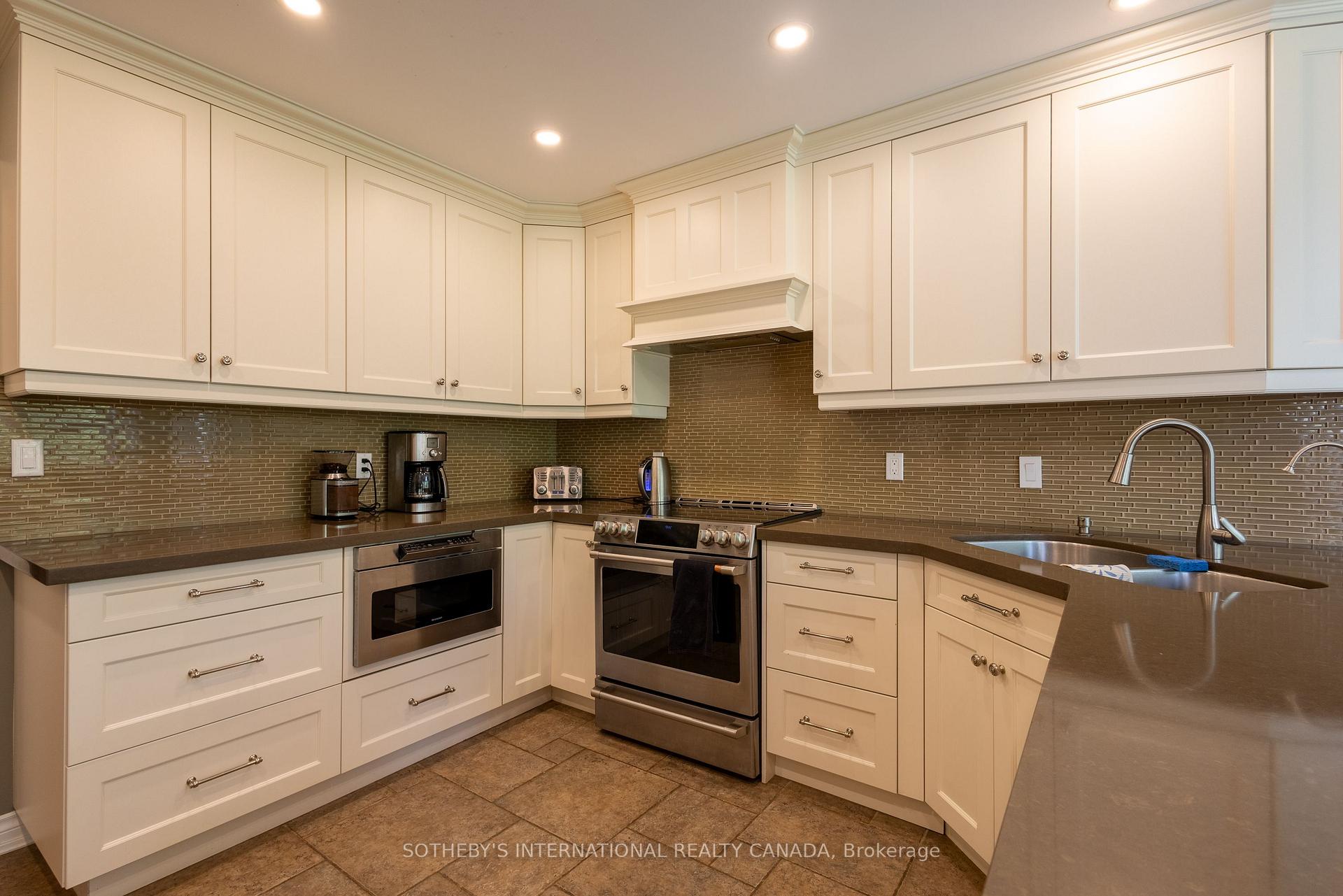 Photo 8 of 23 Francis Creek Boulevard, St. Catharines, Grapeview — HOMEH