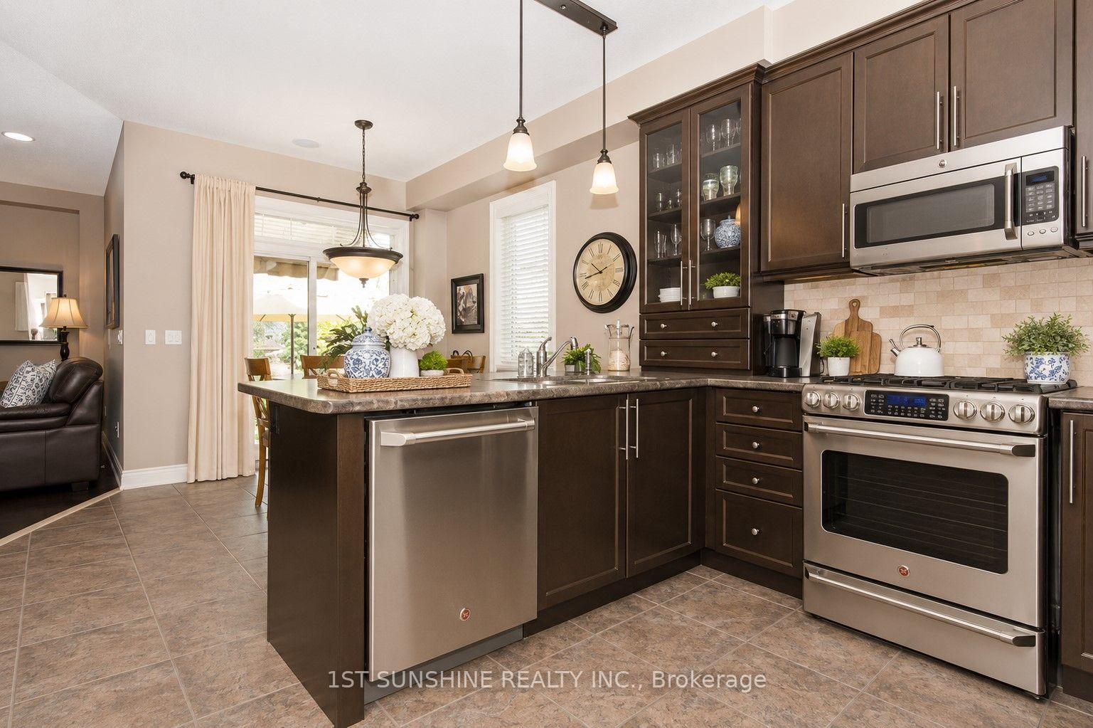 Photo 2 of 20 Whittington Drive, Hamilton, Meadowlands — HOMEH