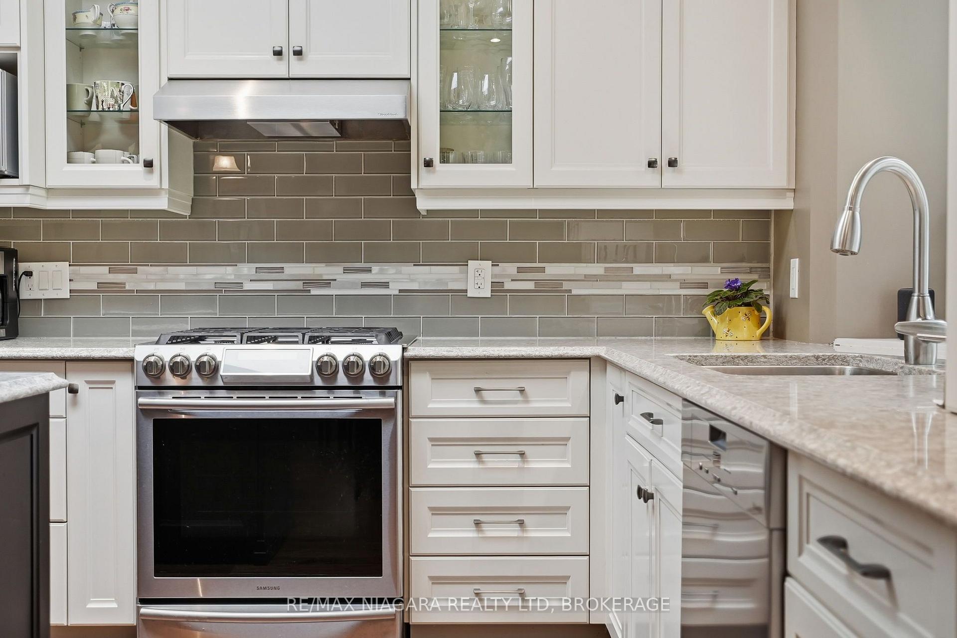 Photo 10 of 4 Vista Drive, Pelham, Fonthill — HOMEH