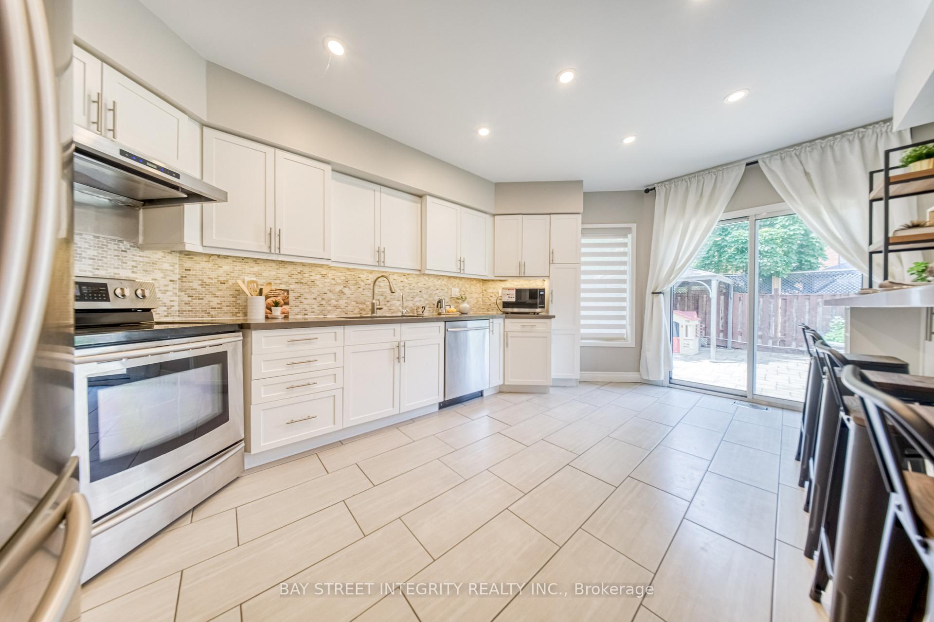 Photo 13 of 129 Fadine Road, Newmarket, Summerhill Estates — HOMEH