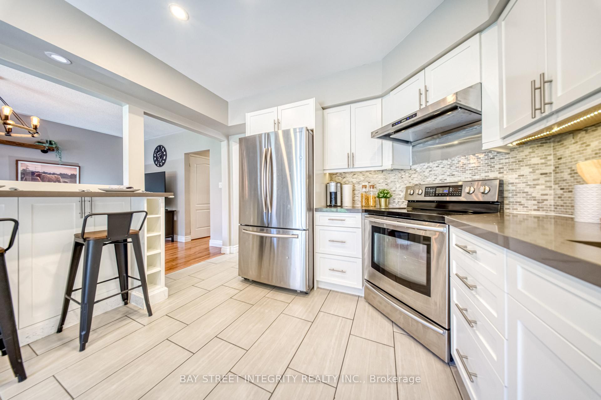 Photo 14 of 129 Fadine Road, Newmarket, Summerhill Estates — HOMEH