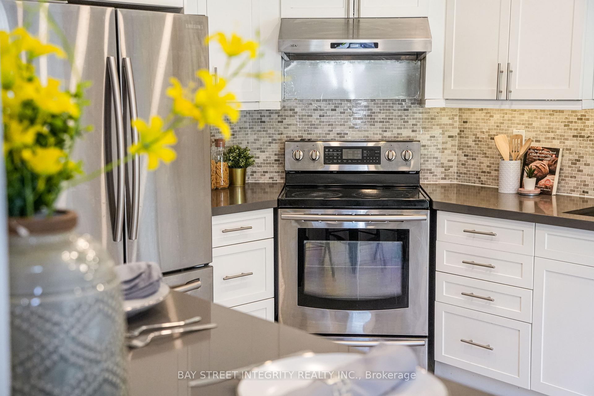 Photo 15 of 129 Fadine Road, Newmarket, Summerhill Estates — HOMEH
