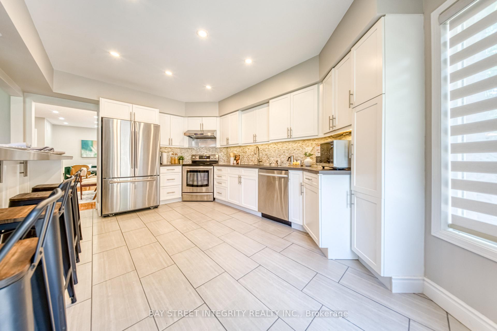 Photo 16 of 129 Fadine Road, Newmarket, Summerhill Estates — HOMEH