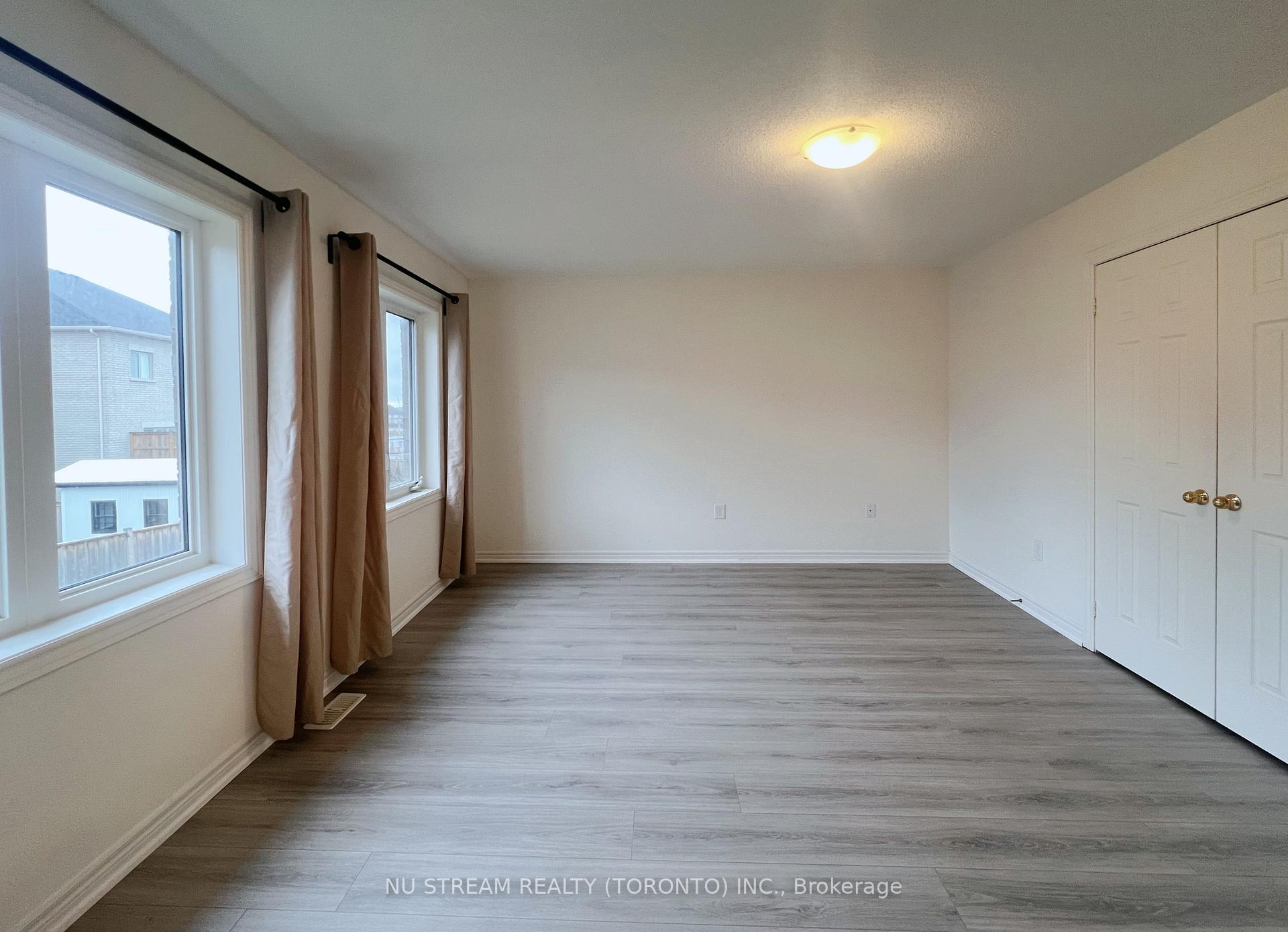 Photo 3 of 37 Kavanagh Avenue, East Gwillimbury, Sharon — HOMEH