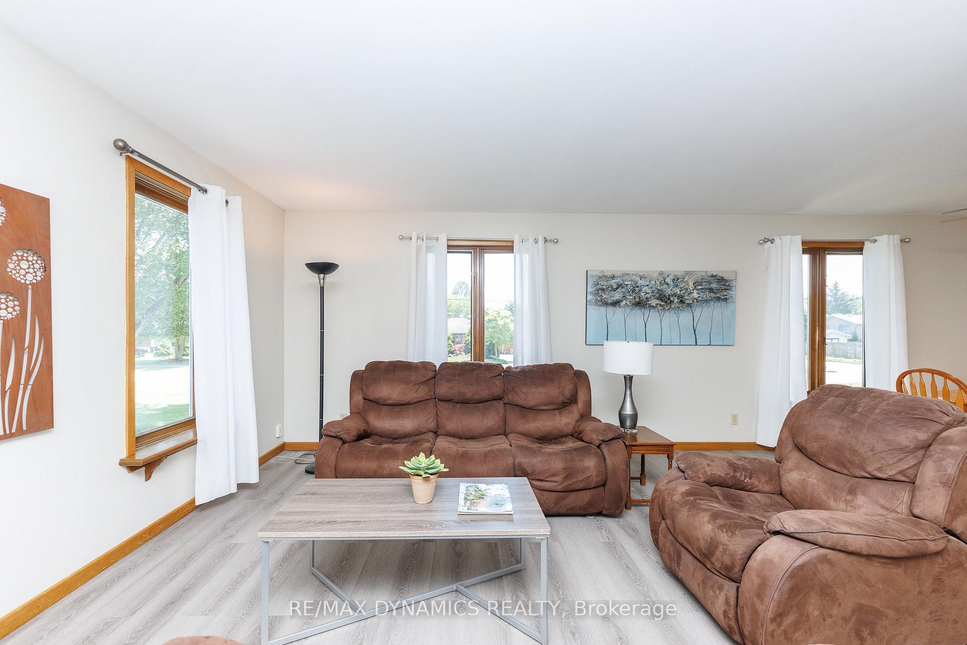 Photo 8 of 7701 Badger Road, Niagara Falls, West Wood — HOMEH
