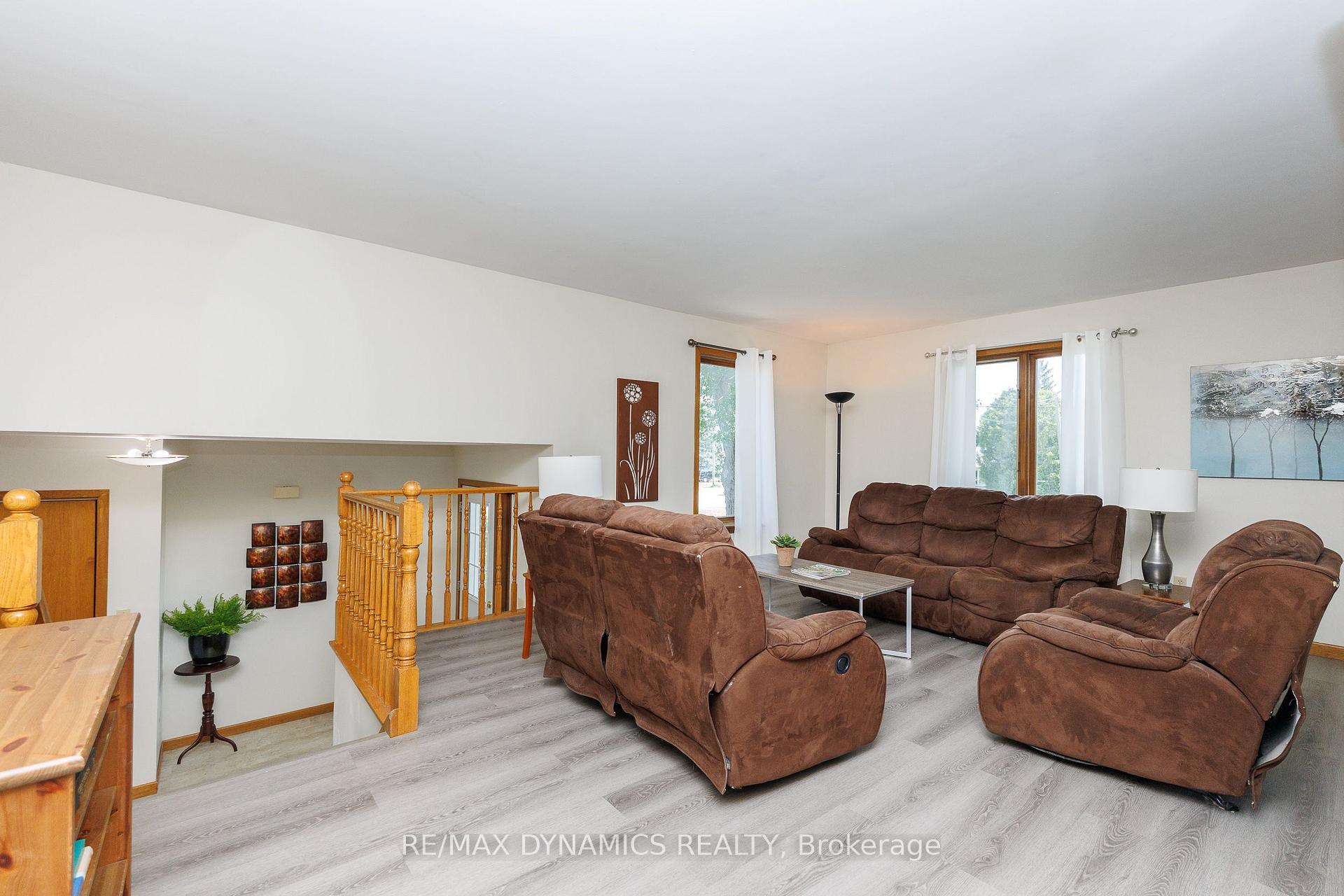 Photo 9 of 7701 Badger Road, Niagara Falls, West Wood — HOMEH