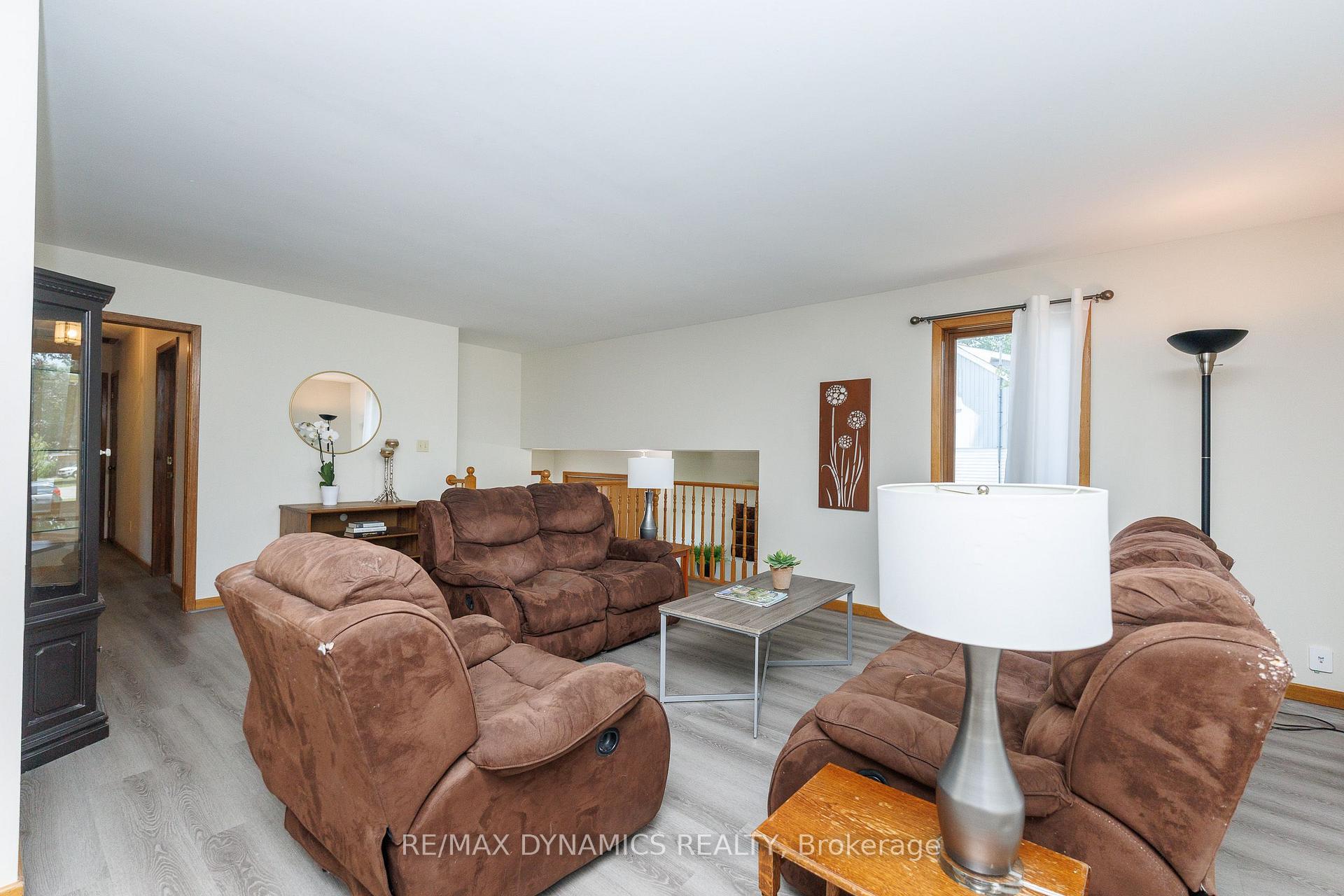 Photo 10 of 7701 Badger Road, Niagara Falls, West Wood — HOMEH