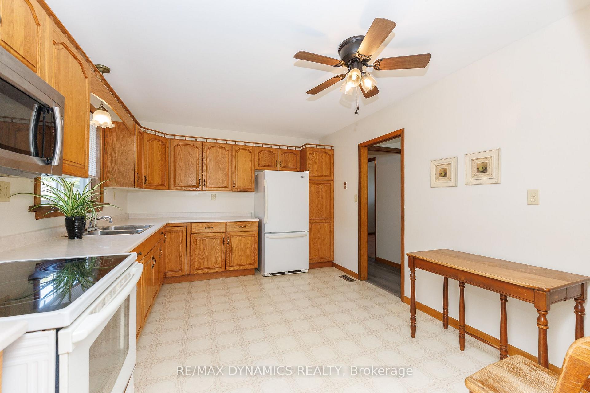 Photo 15 of 7701 Badger Road, Niagara Falls, West Wood — HOMEH