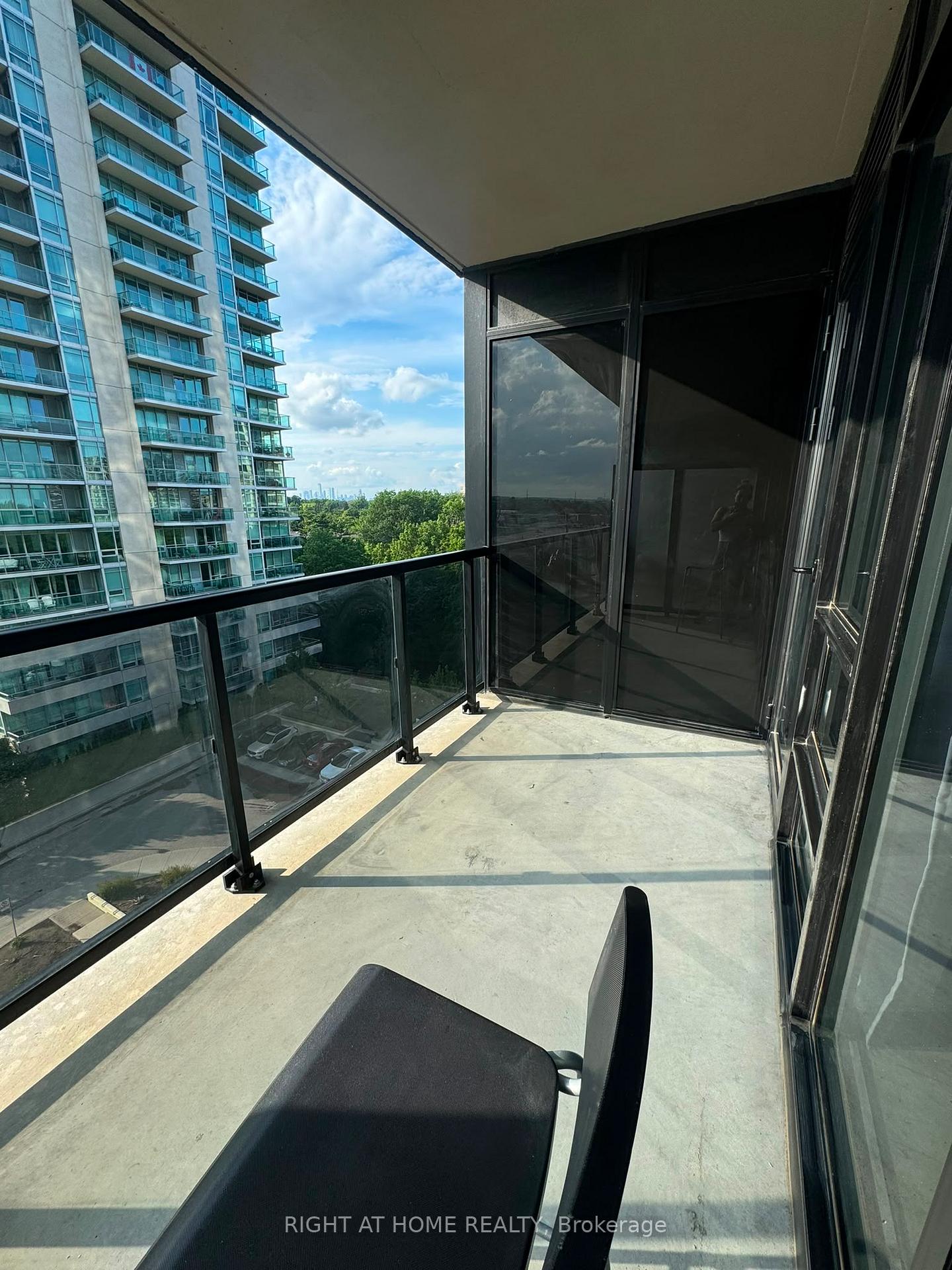 Photo 5 of Unit 714, 1035 Southdown Road, Mississauga, Clarkson — HOMEH
