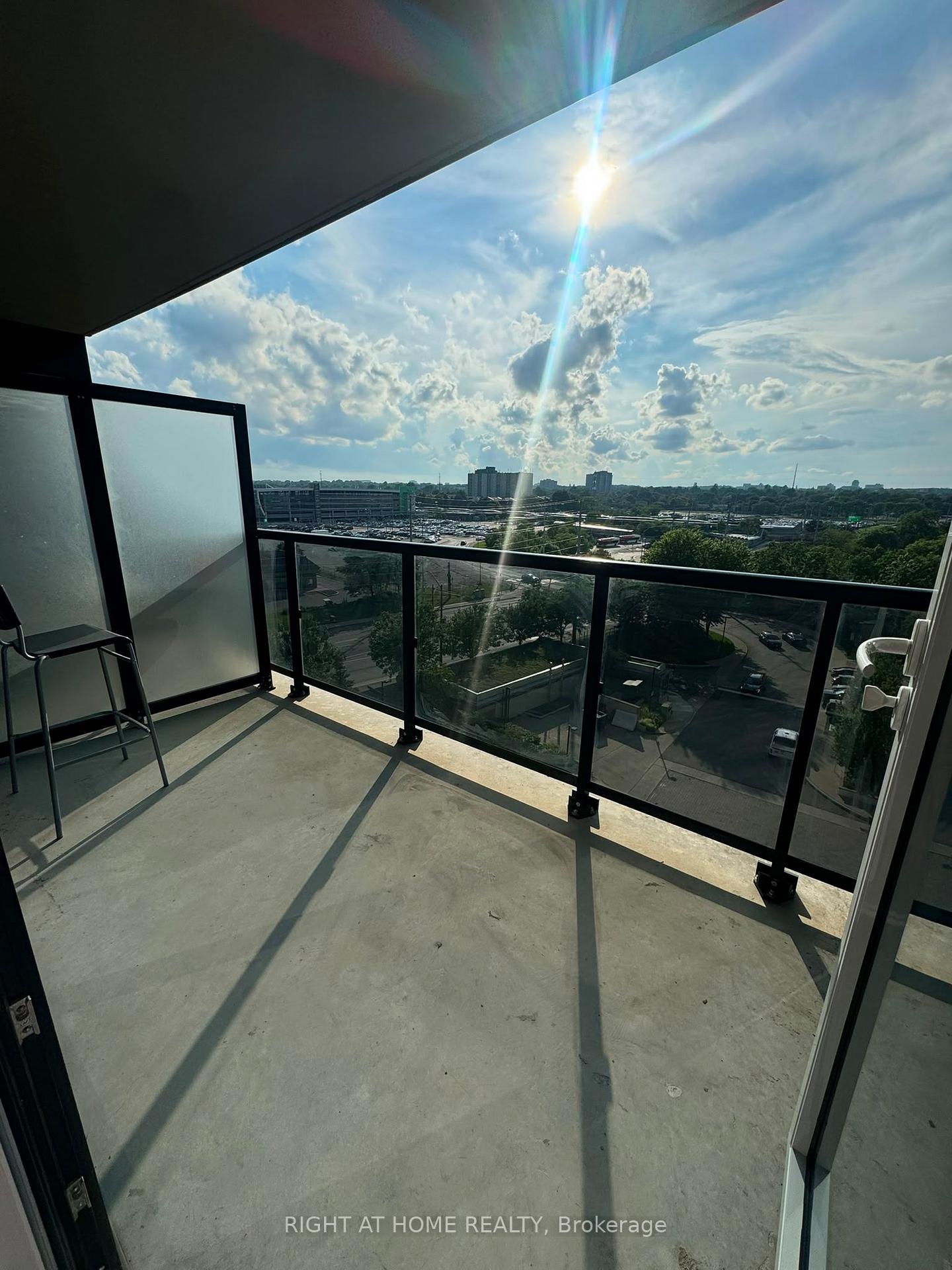 Photo 6 of Unit 714, 1035 Southdown Road, Mississauga, Clarkson — HOMEH
