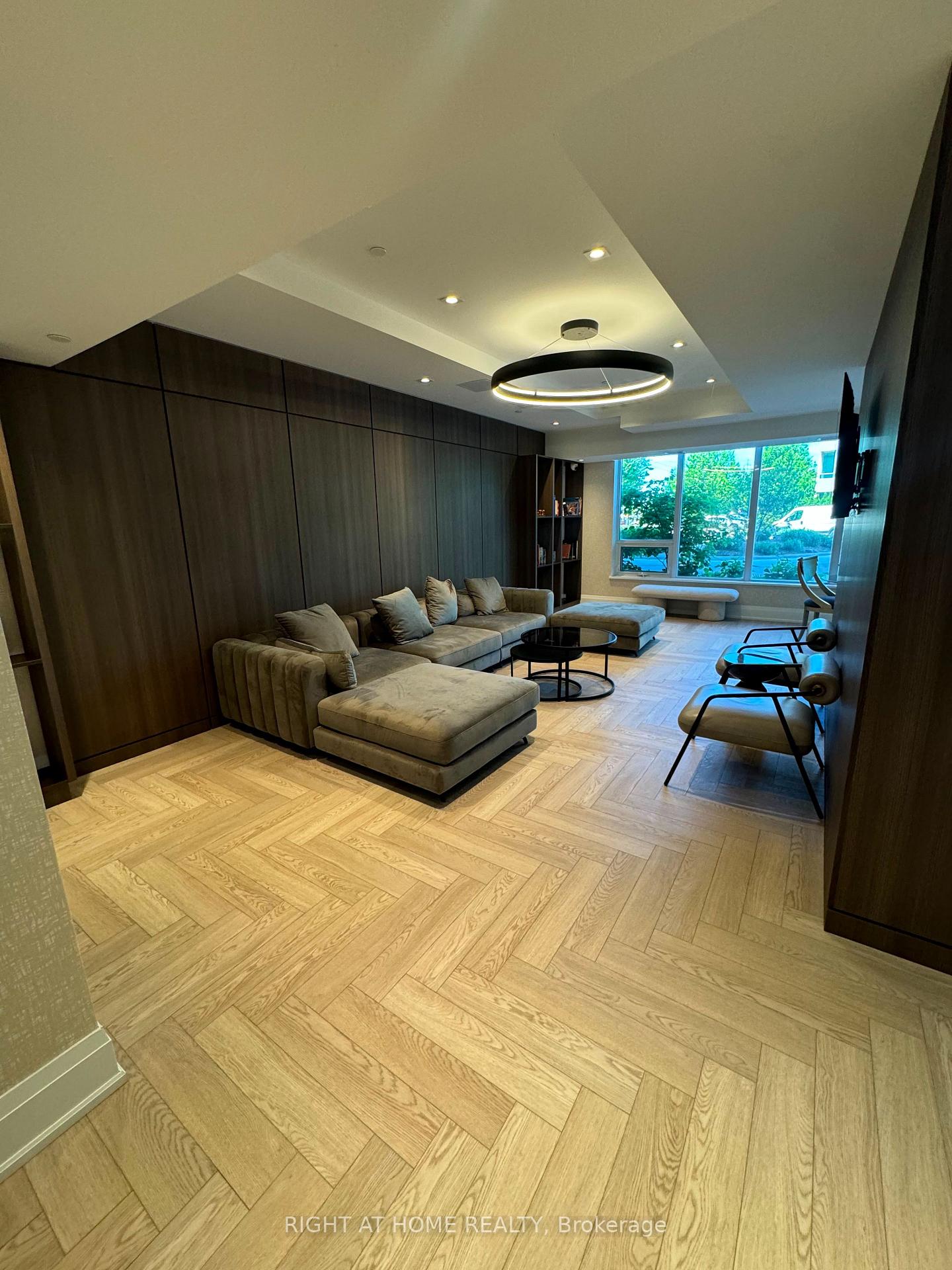 Photo 8 of Unit 714, 1035 Southdown Road, Mississauga, Clarkson — HOMEH