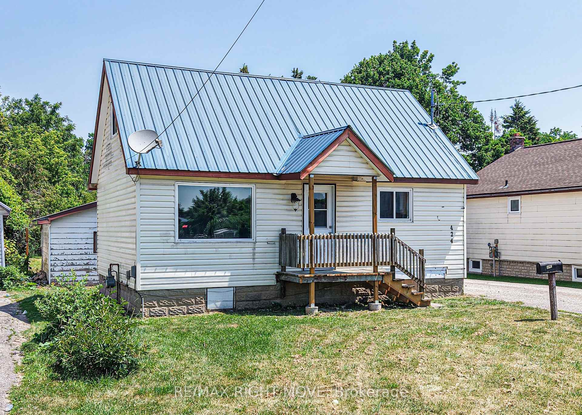 Photo 2 of 424 High Street, Orillia — HOMEH