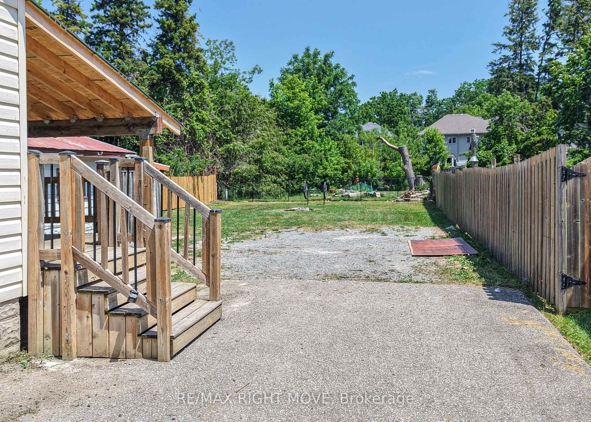 Photo 4 of 424 High Street, Orillia — HOMEH