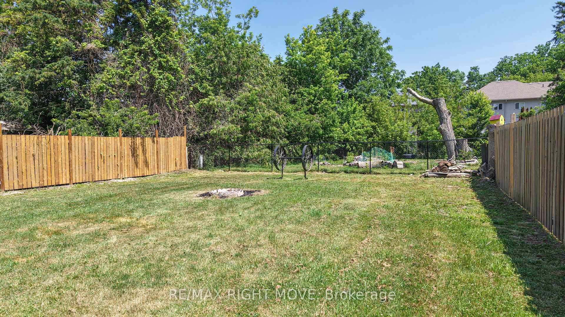 Photo 5 of 424 High Street, Orillia — HOMEH