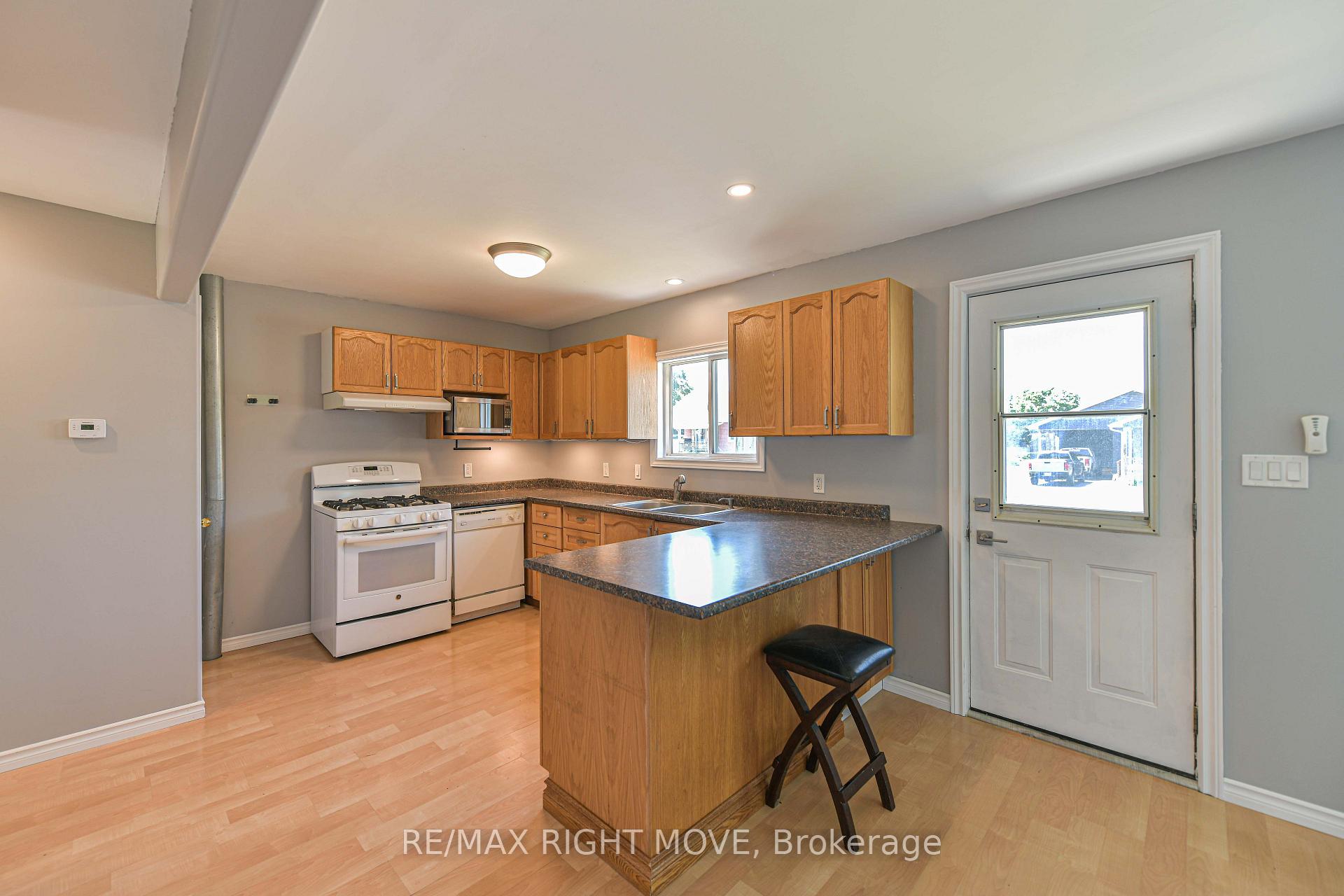 Photo 11 of 424 High Street, Orillia — HOMEH